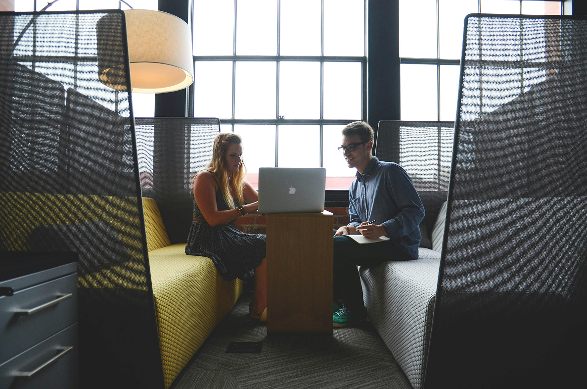 2 personnes en feedback 360°